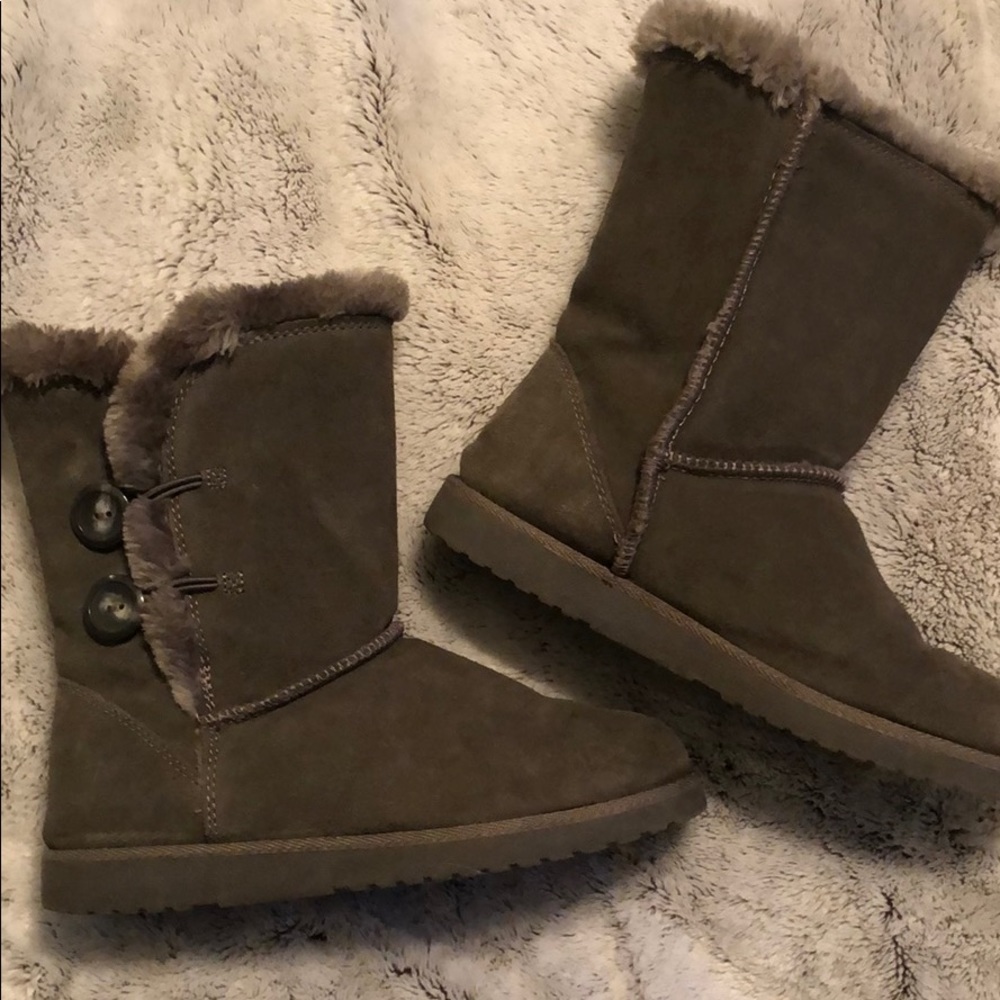 Gray mid-calf winter boots